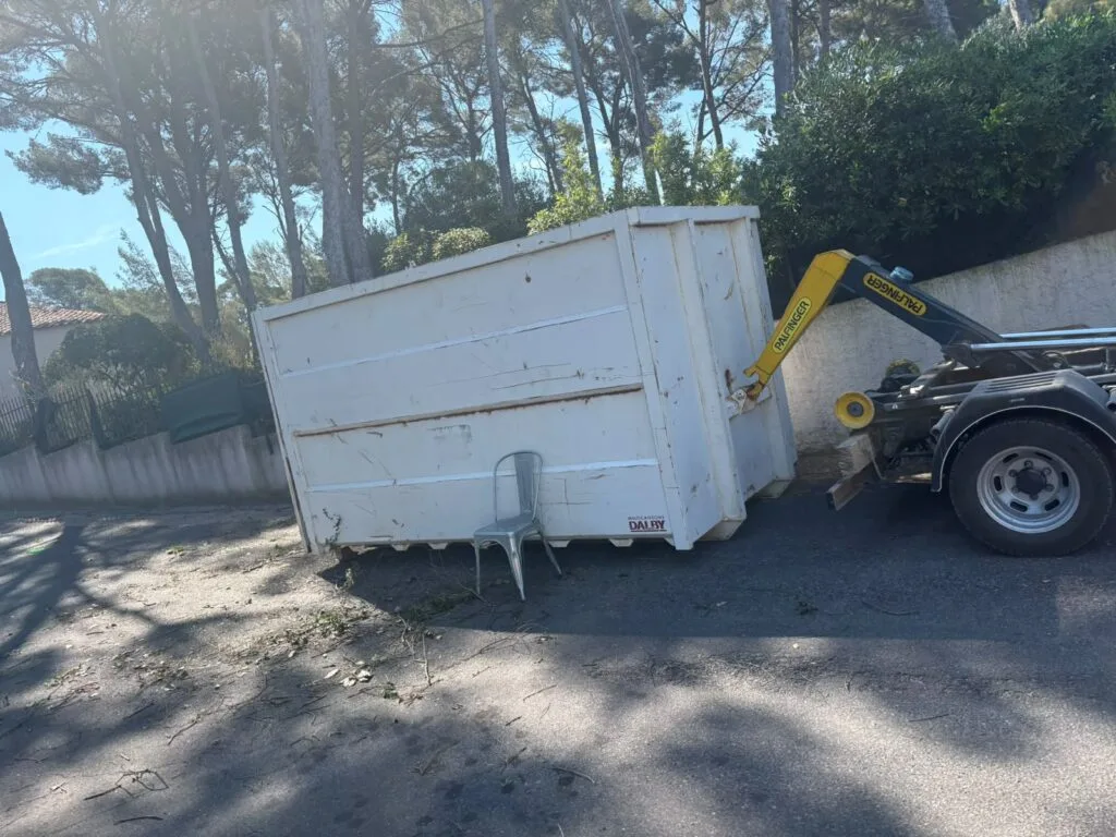 Camion de livraison de bennes dans l’ouest toulonnais