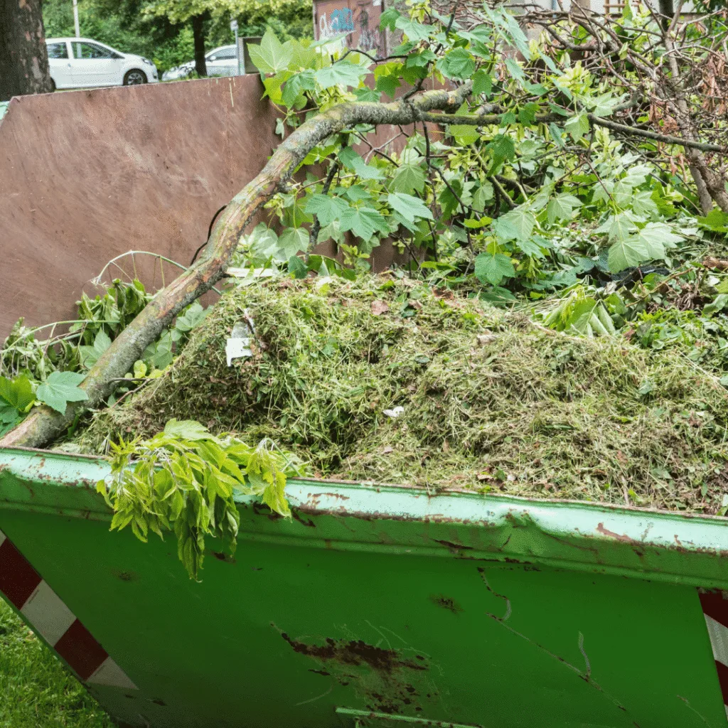 Benne déchets verts à Évenos